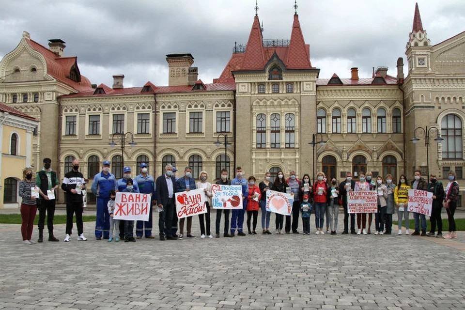 Рыбинцы вышли на Красную площадь поддержать больного земляка. ФОТО: группа помощь "Спасем жизнь Ивану" ВКонтакте