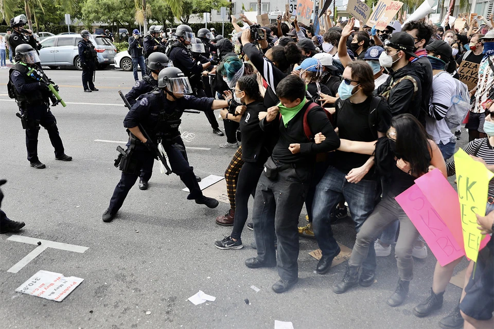 Конфронтация протестующих и сил полиции в Лос-Анджелесе.