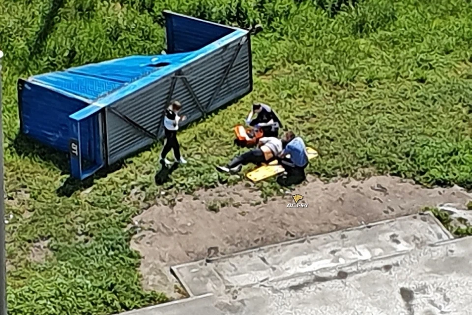 В Новосибирске остановку вырвало ветром. Пострадал человек.