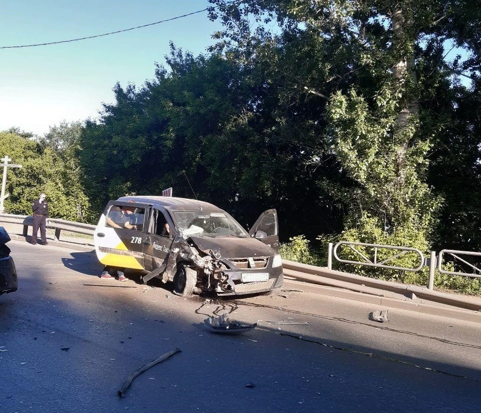 В Перми водитель такси выехал на «встречку» и врезался в другой автомобиль  - KP.RU