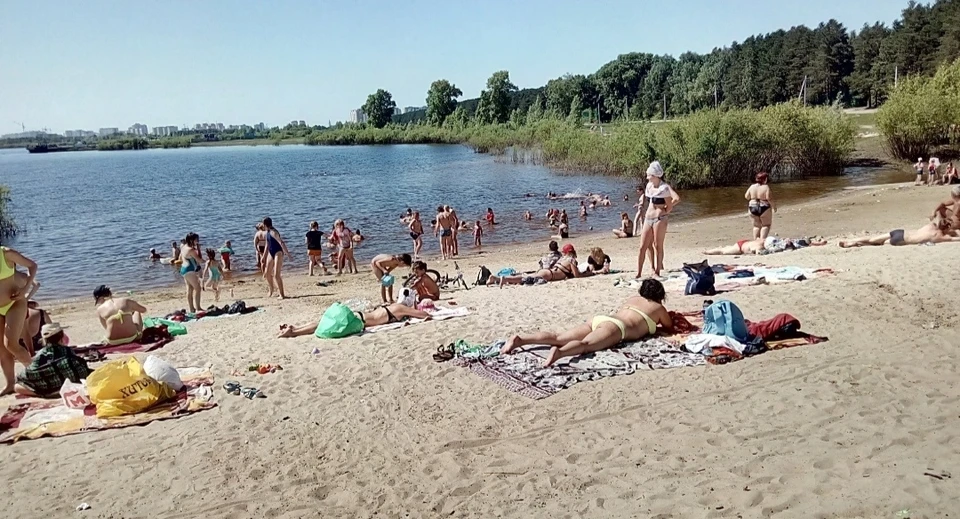 Места покупаться. Пруд Войновский Тюмень. Пляж Боровое Тюмень. Место для купания. Отдыхающие на Озерах.