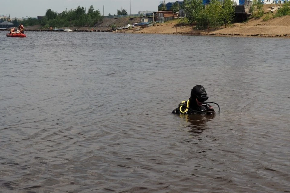 Водолазы ищут тело утонувшего подростка. Фото: пермская краевая служба спасения.