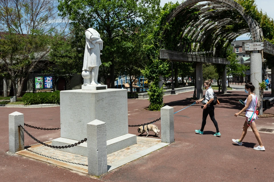 Безголовая статуя Христофора Колумба в Бостоне.