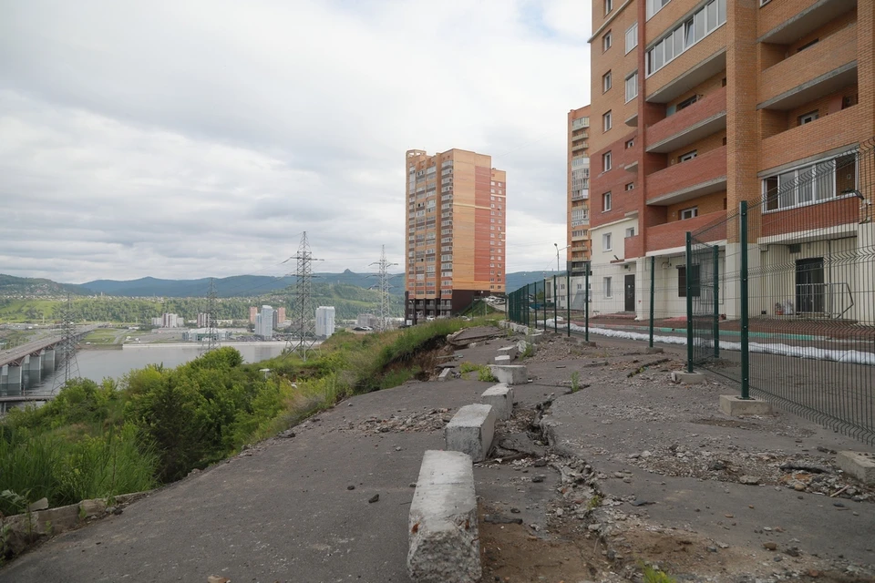 В Красноярске сползающую под склон парковку возле жилого дома брали на контроль еще в 2018 году