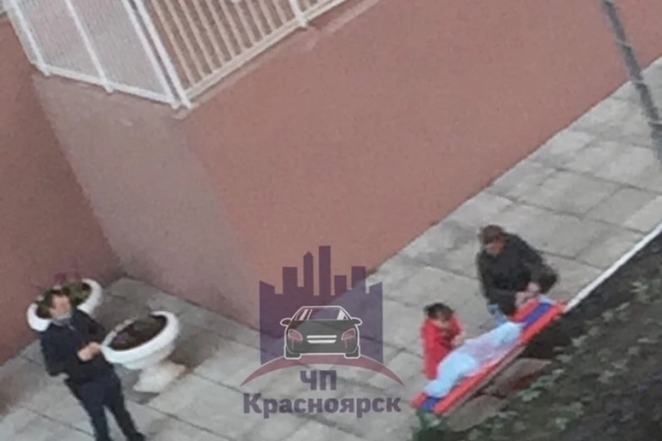 После гибели упавшего с 8 этажа ребенка в Солнечном возбуждено дело. Фото: ЧП - Красноярск.