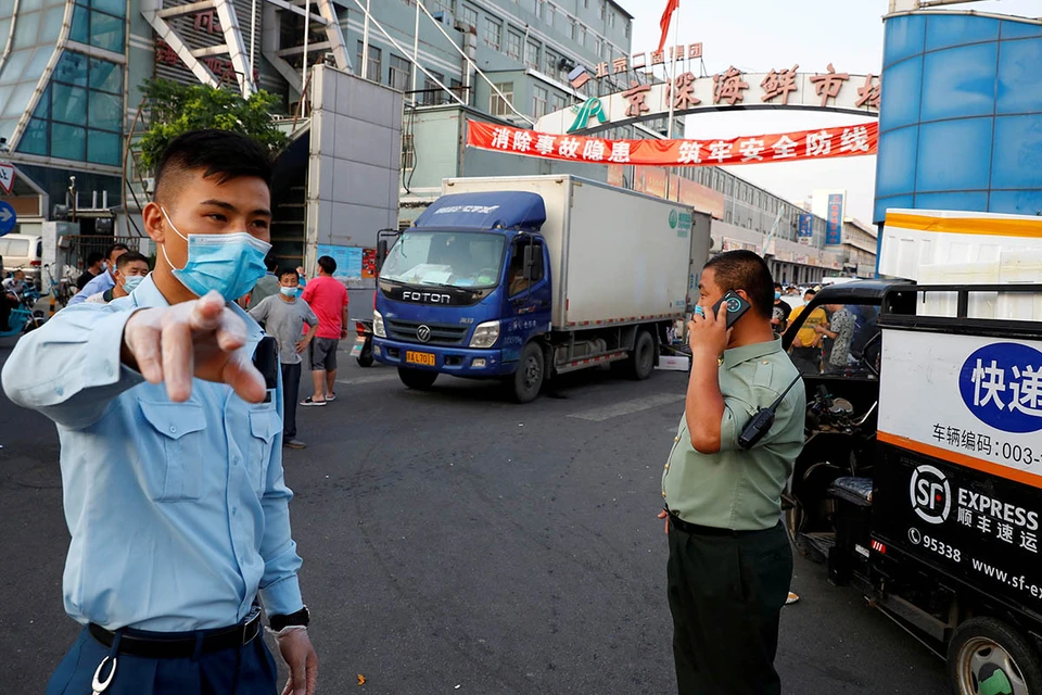 На днях в Пекине произошла новая вспышка коронавирусной инфекции. Случилось это на крупнейшем рынке «Синьфади» в районе Пекина Фэнтай.
