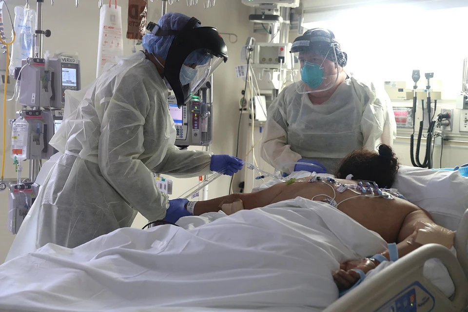 Пациент с коронавирусом в палате интенсивной терапии одной из клиник Калифорнии, США.