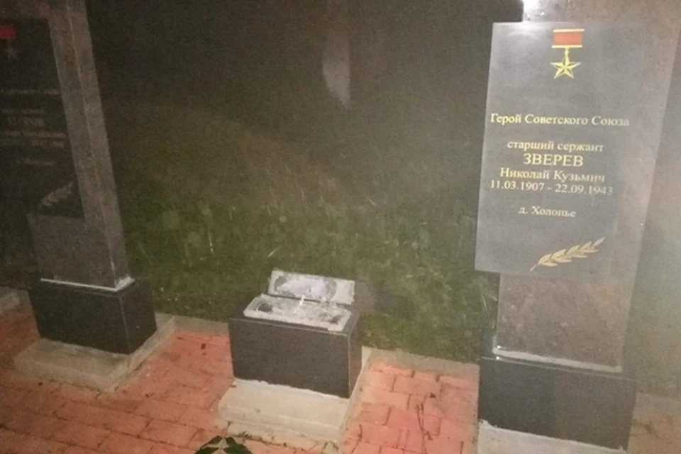 Неизвестный повалил памятную гранитную плиту с именем Героя Советского Союза ФОто: УМВД России по Тверской области