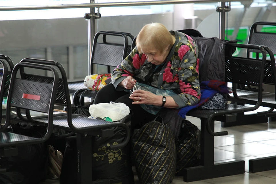 Отказывается от еды: пенсионерку, которая 7 лет жила в иркутском аэропорту, увезли в приют, а она хочет сбежать