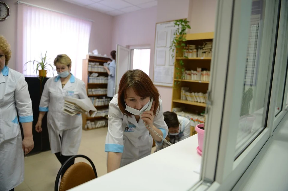 Как только платные тесты на антитела появились в минских поликлиниках, к ним выстроилась очередь! Фото: Олег РУКАВИЦЫН.