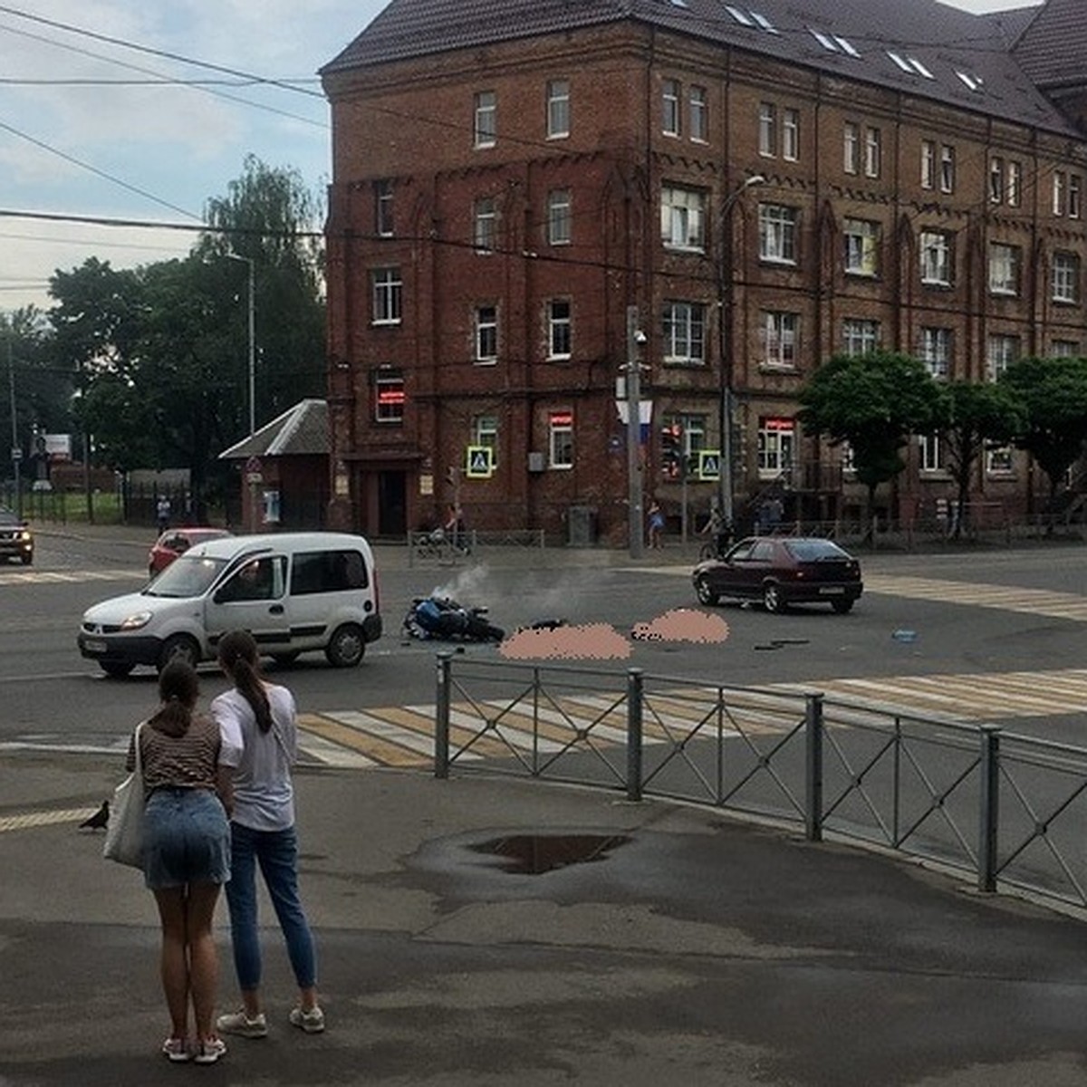 Не все так однозначно»: соцсети бурно обсуждают видео аварии в центре  Калининграда, в которой погибла пассажирка мотоцикла - KP.RU