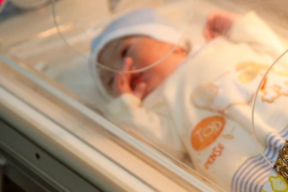 Сотрудники больницы собрали для новорожденного одежду и подгузники