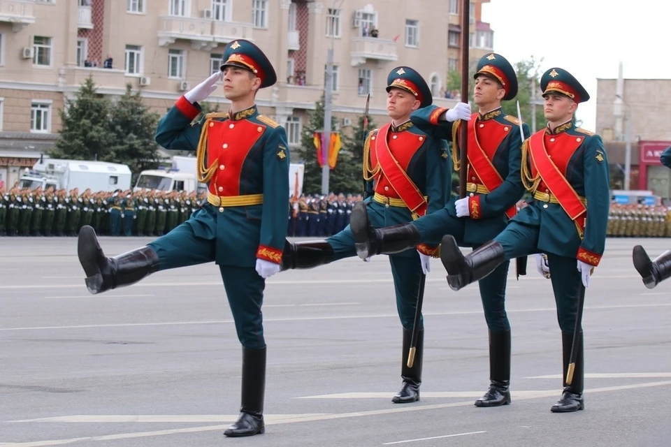На территории Южного военного округа прошли 10 военных парадов. В Ростовской области они состоялись в Ростове и Новочеркасске.