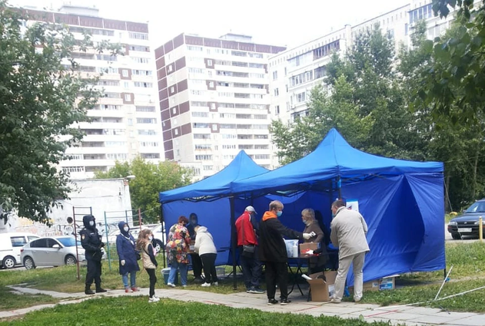 В десятках дворов Екатеринбурга открыли временные пункты для голосования. Фото: читатель "КП"