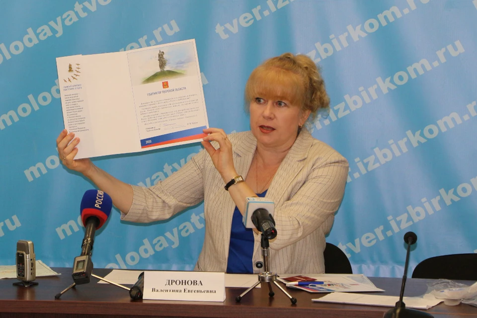 Валентина Дронова с радостью продемонстрировала журналистам, что в виде поощрений и сувениров могут вручать голосующим гражданам на избирательных участках. Фото: Избирательная комиссия Тверской области