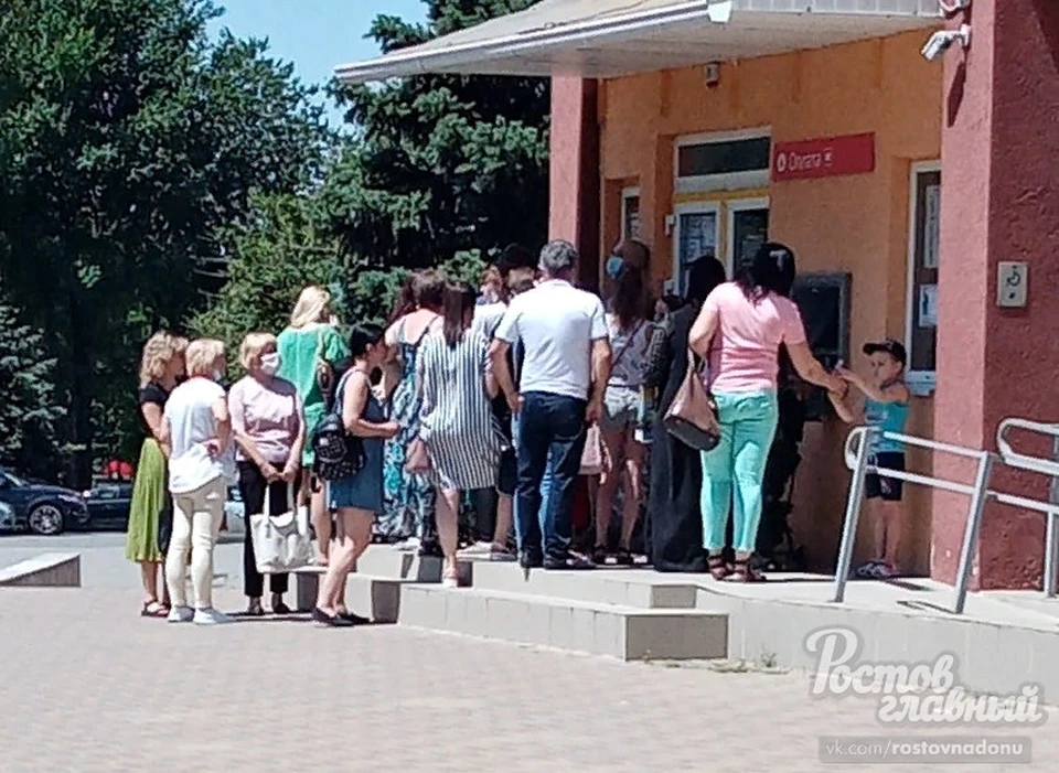 Около входа в МФЦ - большая очередь.Фото: соцсети