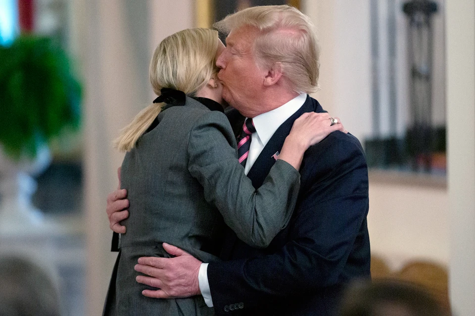 Отношения Трампа с дочерью Иванкой давно вышли за рамки общепринятых. Президент регулярно подчеркивает сексуальность Иванки, недвусмысленно целует ее