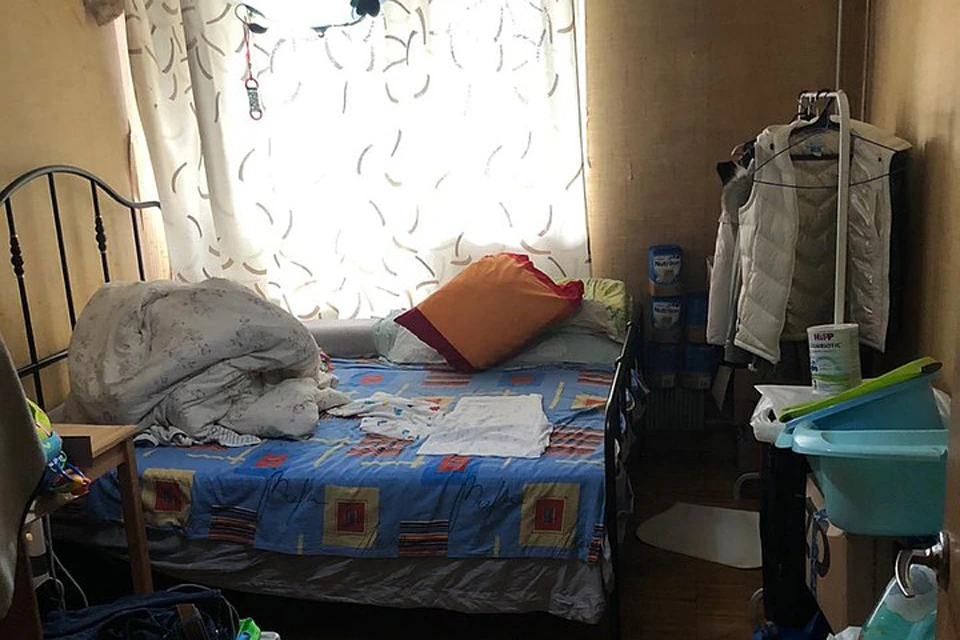 В довольно захламленном жилище находились пять крох - детки в возрасте от нескольких дней до трех месяцев. Фото: СУ СК РФ по Москве