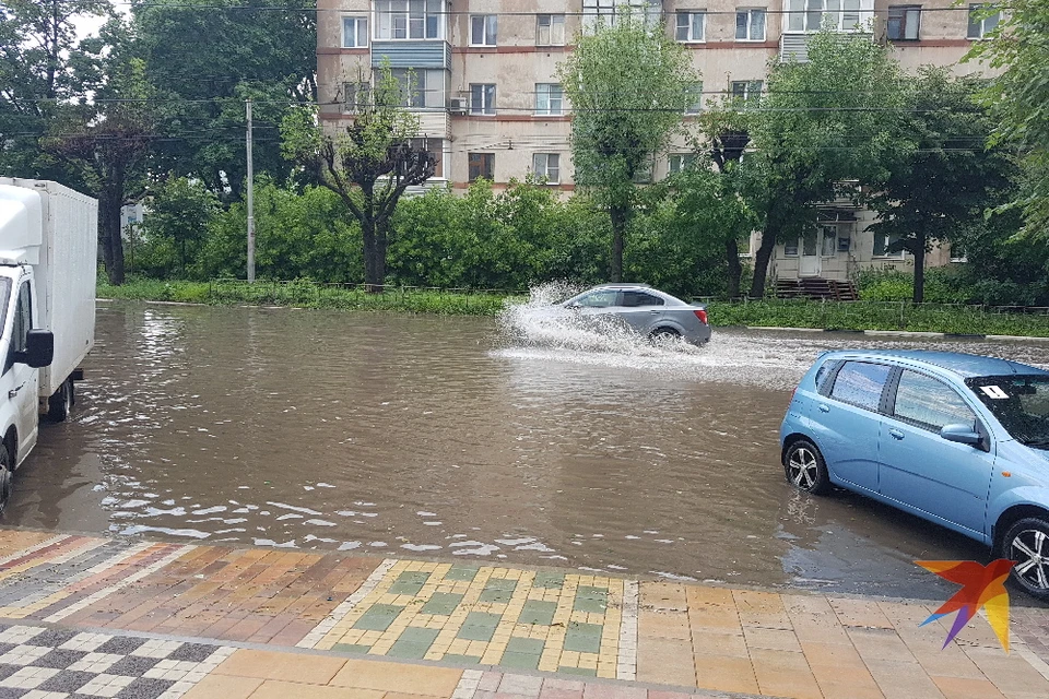 Мощный ливень затопил центральные улицы Рязани.