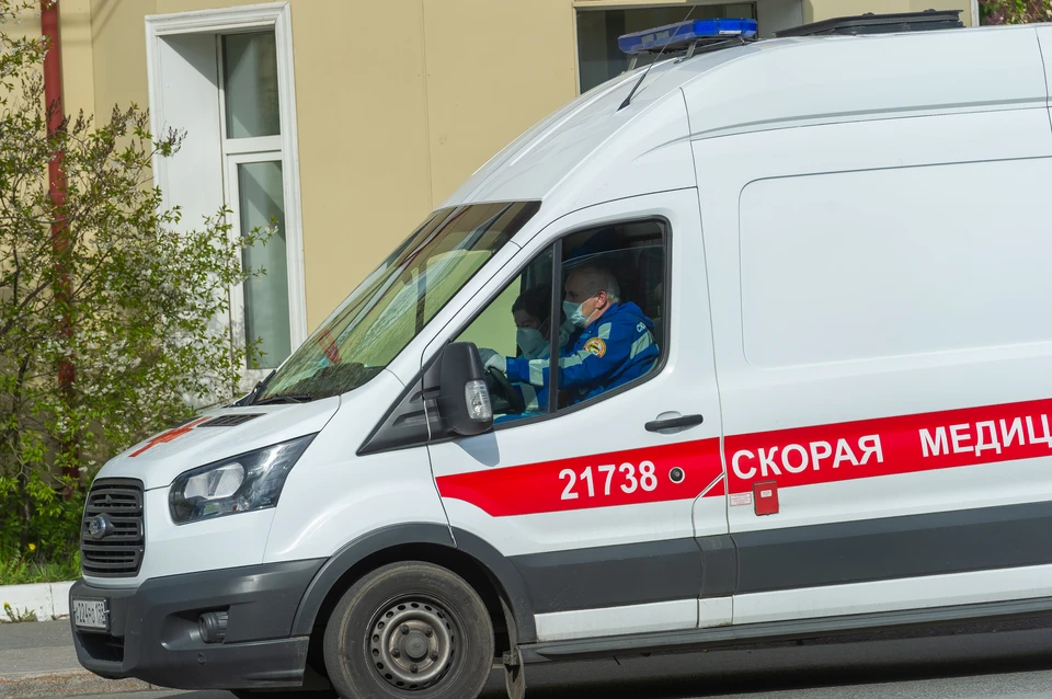 Фельдшер "Скорой помощи" Виктория Шутова поделилась историей о молодом парне, который подавился шашлыком и едва не умер из-за равнодушия окружающих.