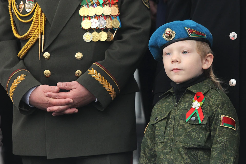 Минск. Мальчик смотрит парад, посвященный Дню Независимости Республики Беларусь.