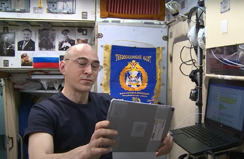 Космонавт Анатолий Иванишин на МКС проголосовал по поправкам в Конституцию РФ.Фото: стоп-кадр с видео "Роскосмоса"