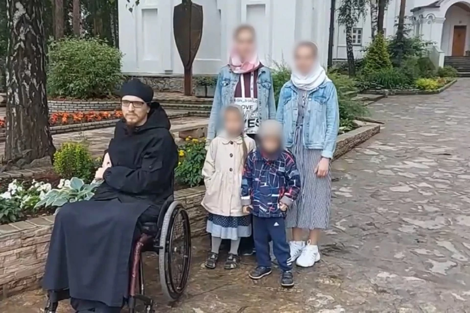 По словам эксперта Ильи Анищенко, дети заметно нервничали при упоминании главы монастыря. Фото: скриншот