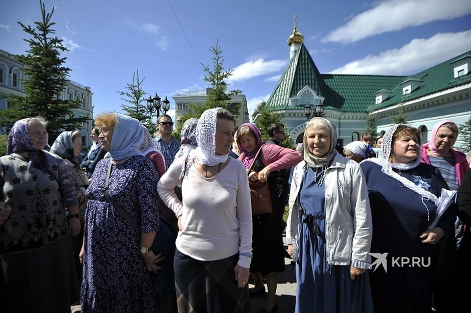 Сторонники схиигумена собрались на территории епархии еще до начала заседания церковного суда