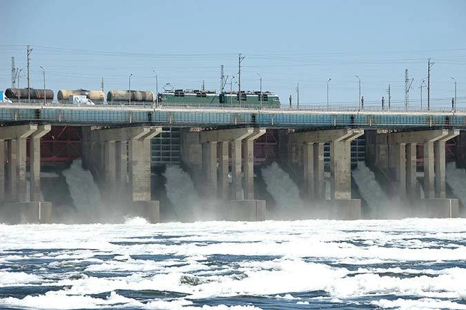 Водосливная плотина была открыта в этом году. 92 дня.