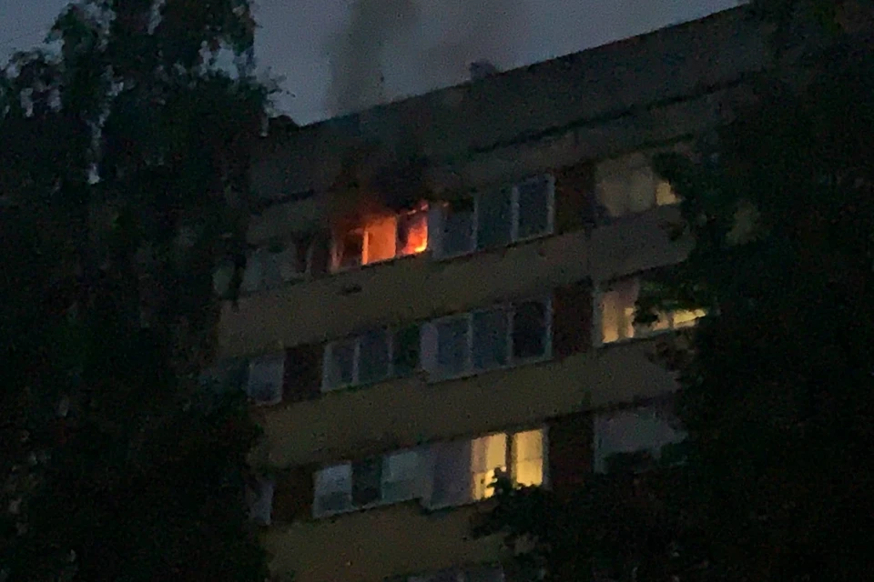 Из стен стали вылетать оконные рамы, а над домом поднялся столб черного дыма. Фото: vk.com/spb_today