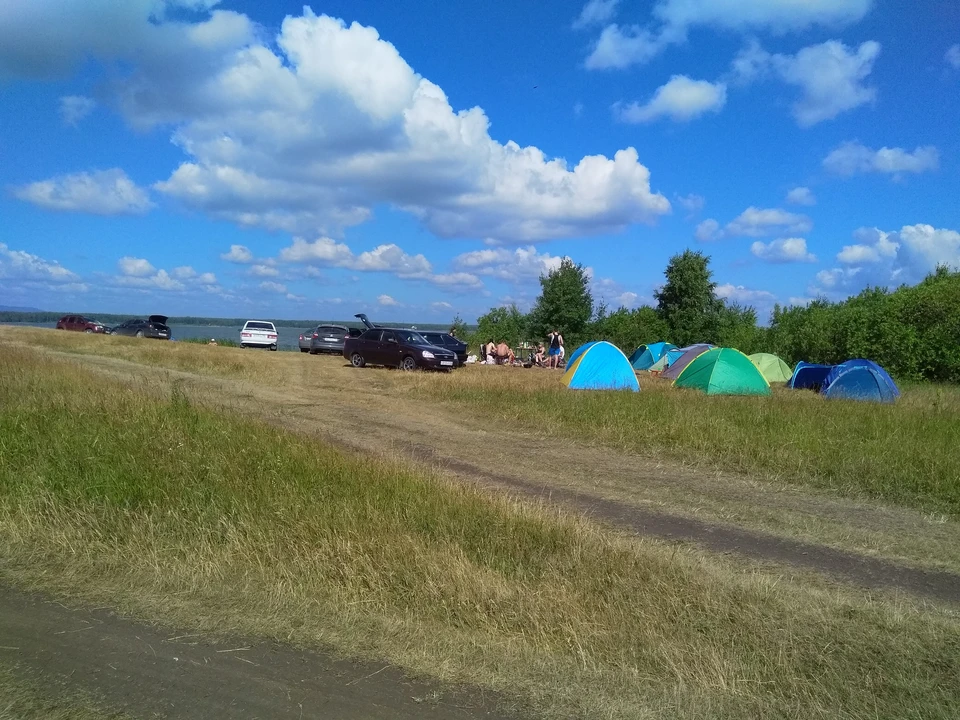 В жаркий выходной южноуральцы бросились к озерам - и никакой дистанции