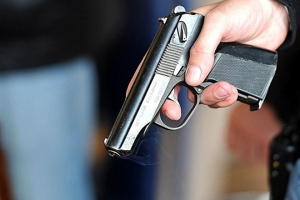 Преступник с пистолетом ограбил торговца сухофруктами во Владивостоке