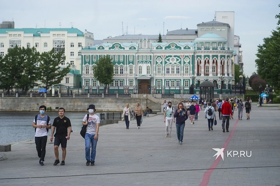 Большая часть жителей Екатеринбурга ходят по улицам без масок, хотя статистика пока не дает поводов для оптимизма