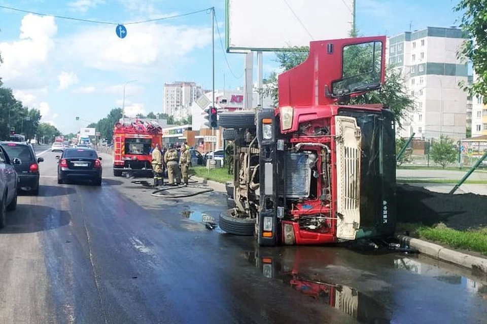 В Ленинском районе Новосибирска опрокинулся на бок грузовик. Фото: ГИБДД по Новосибирску