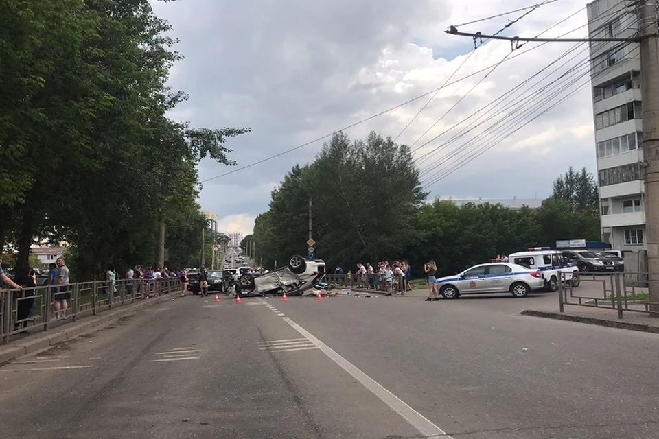 разбитые машины перегородили всю дорогу.