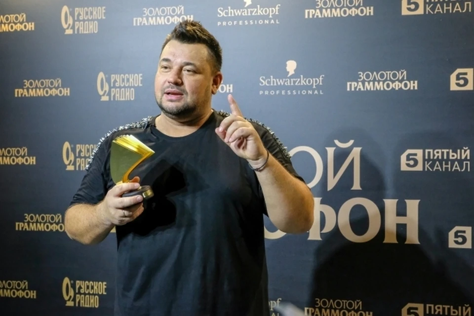 Сколько именно удалось заработать группе, певец не сказал