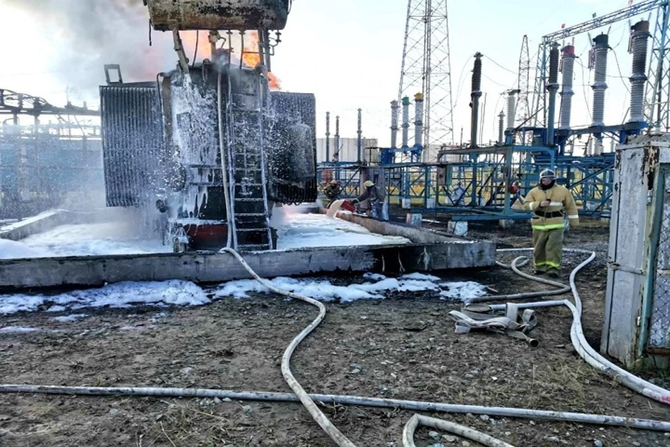 В Сургутском районе ликвидировали пожар на трансформаторной подстанции. Фото МЧС по ХМАО.