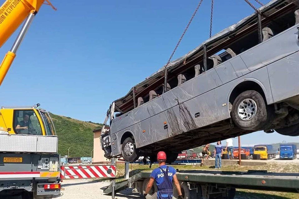 Автобус снес легковое авто и улетел в обрыв Фото: Алексей Одеров