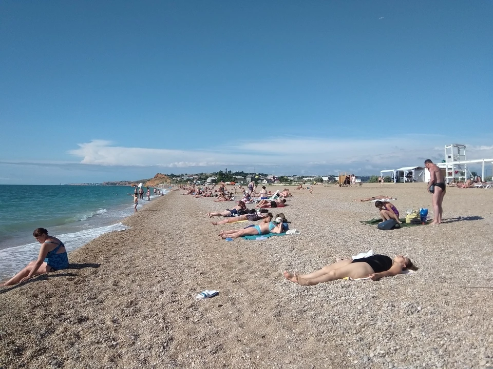 Крым отдых опасно ли. В Крыму много отдыхающих сейчас 2022. Крым 22. Пляжи в Крыму 18 июля. Крым турпоток снизился.