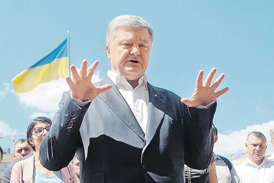 Пётр Порошенко толкнул оператора и разбил камеру