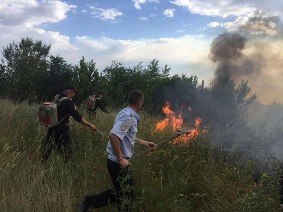 С огнем боролись всем миром.