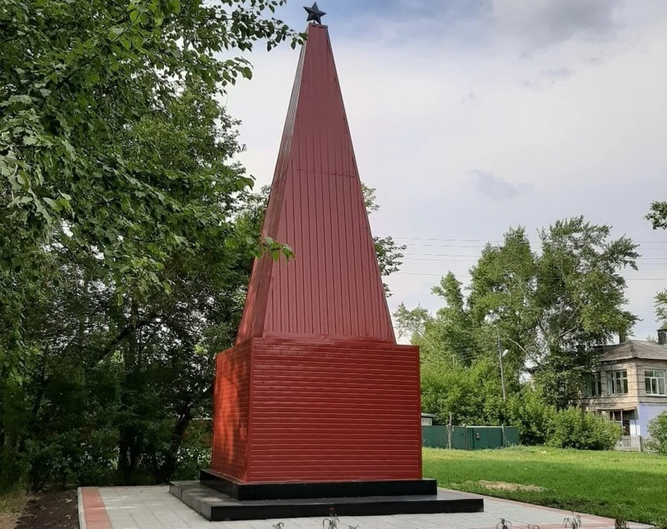 Памятник сначала вообще хотели снести.