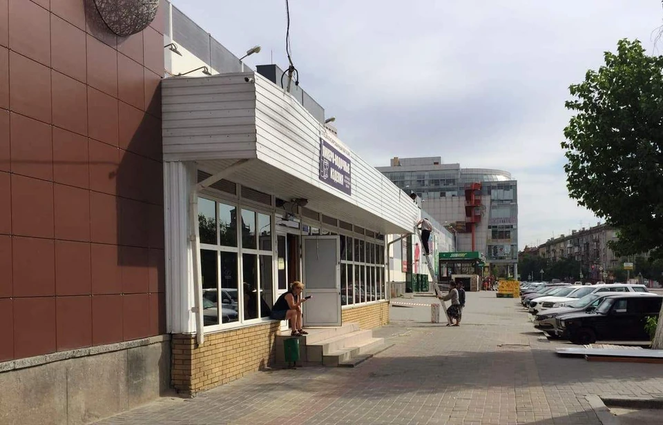 МСкоро на месте ликеро-водочного будет тротуар. Фото администрации Волгограда.