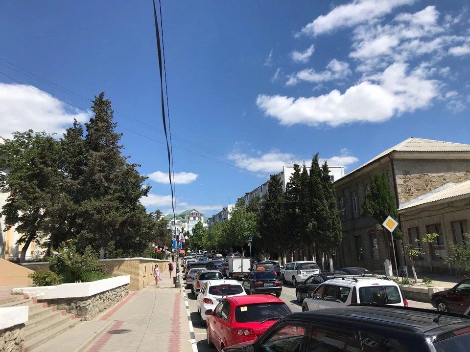 Судак трещит по швам от наплыва транспорта. Фото: Подслушано Судак/VK