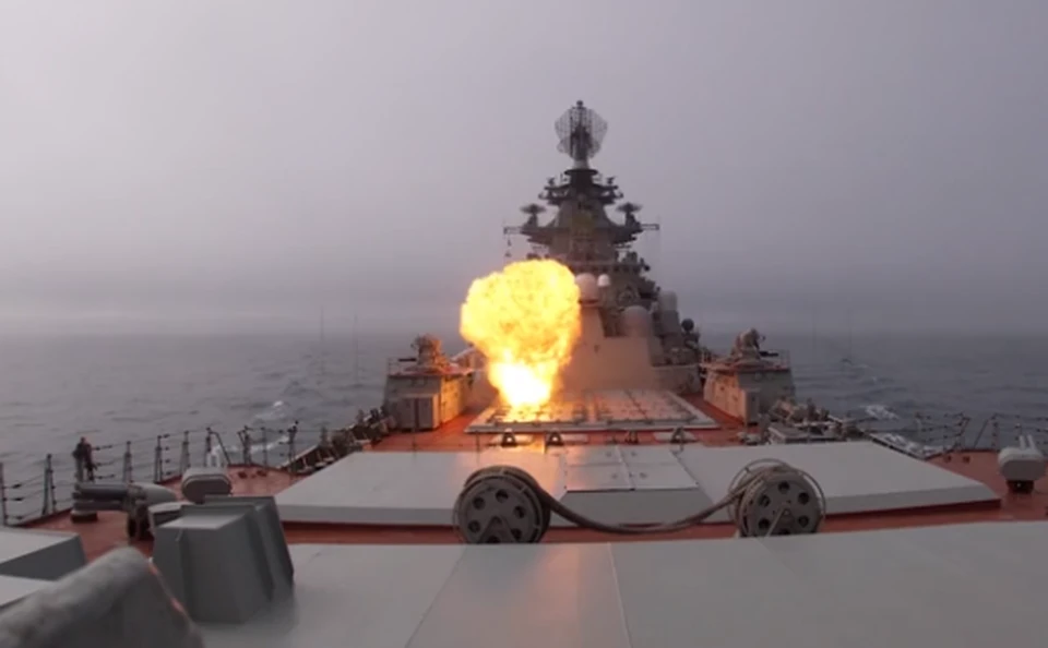 Тяжелые атомные ракетные крейсеры «Пётр Великий» и «Маршал Устинов» нанесли удар по противнику