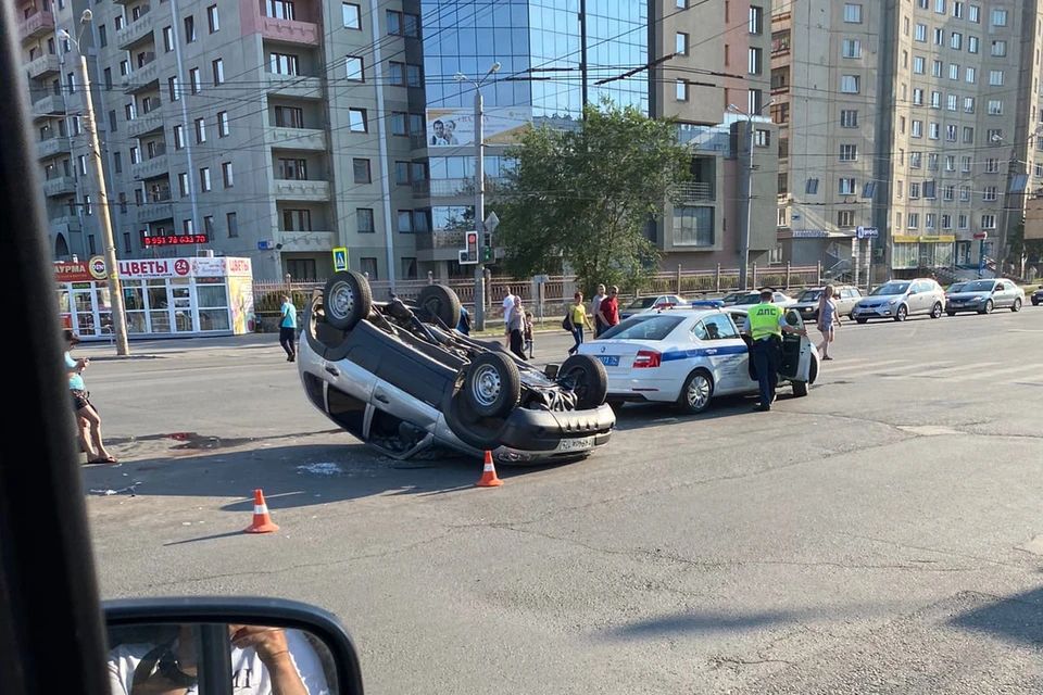 Авария произошла в 17 часов на перекрестке Комсомольского проспекта и улицы Молодогвардейцев. Фото: vk.com/«Наш Челябинск»
