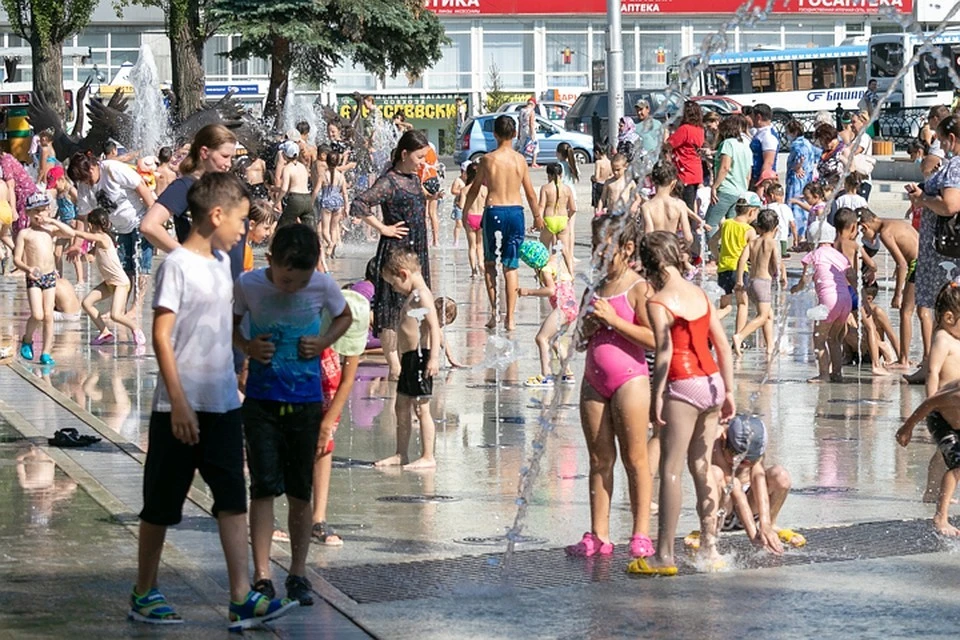 Уфимцы спасаются от жары на фонтанах