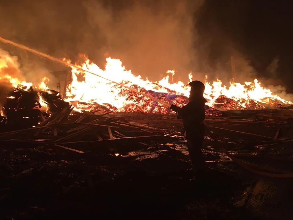Пожар на лесопилке Видео: ГУ МЧС по Красноярскому краю