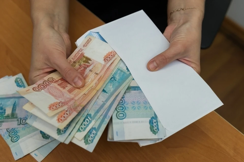За хищение из кассы 155 тысяч рублей женщине грозит 6 лет тюрьмы.