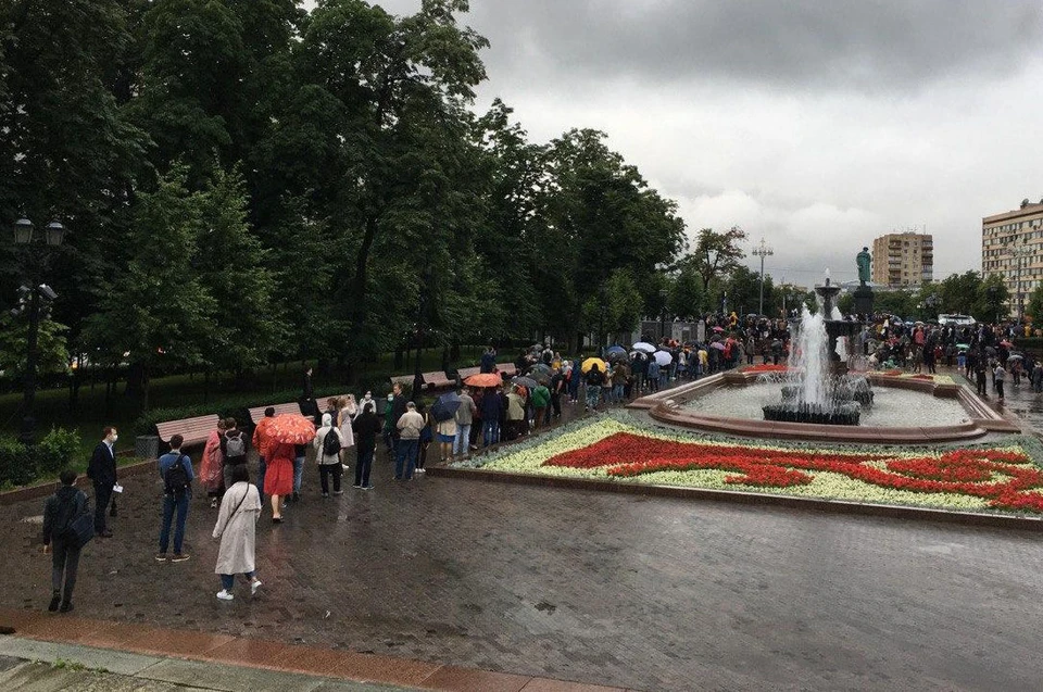 Очередь на Пушкинской площади из желающих поставить подписи против поправок